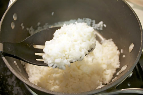 Mach ban cách nau com nat cho be 3